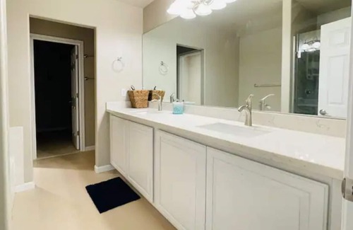 Maltby Casa | Bright, Spacious and Convenient With AC