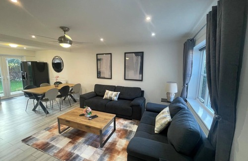 Yeading Casa | Bright & Spacious 3Bedroom/1Bathroom with W/C Pet-Friendly House with Garden
