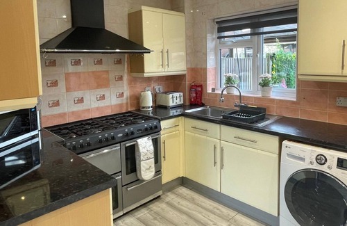 Yeading Casa | Bright & Spacious 3Bedroom/1Bathroom with W/C Pet-Friendly House with Garden
