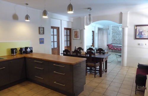 Neffies Apartamento | Albergue luminoso y espacioso con piscina privada climatizada y jardín con patio.
