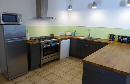 Neffies Apartamento | Albergue luminoso y espacioso con piscina privada climatizada y jardín con patio.