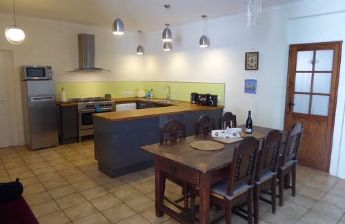 Neffies Apartamento | Albergue luminoso y espacioso con piscina privada climatizada y jardín con patio.