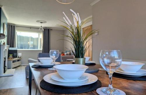 Balderton Casa | Bright & Spacious Home, 4 Bedrooms & Garden