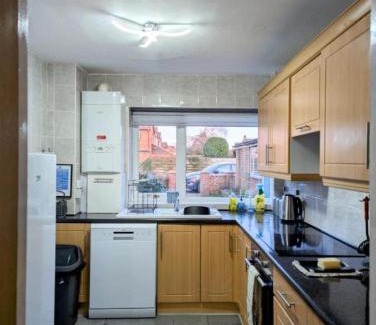 Balderton Casa | Bright & Spacious Home, 4 Bedrooms & Garden