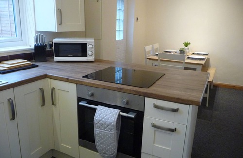 Lower Wick Casa | Bright spacious home, enclosed garden & parking