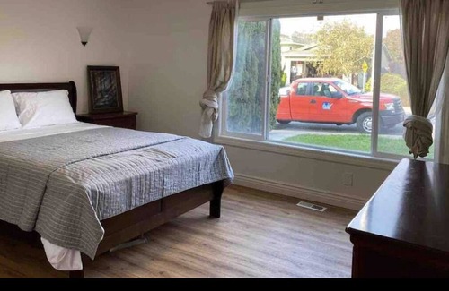 San Pablo Casa | Bright Spacious Home with Huge Backyard ParK