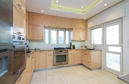 Rehavia Apartamento | Bright, Spacious, & Homey Central Rechavia Residence