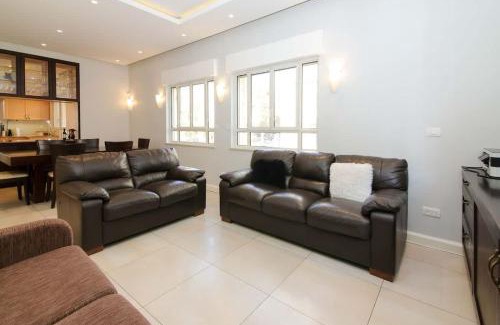 Rehavia Apartamento | Bright, Spacious, & Homey Central Rechavia Residence