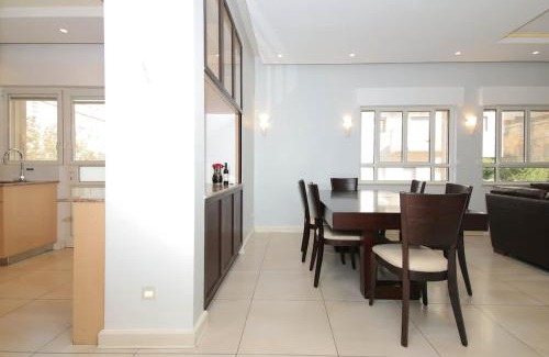 Rehavia Apartamento | Bright, Spacious, & Homey Central Rechavia Residence