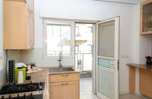 Rehavia Apartamento | Bright, Spacious, & Homey Central Rechavia Residence