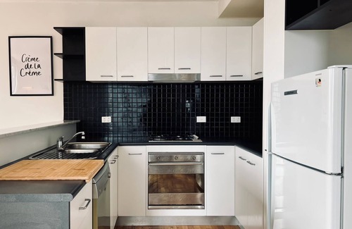 Carlton South Apartamento | Bright Spacious Loft with Free Parking and Work Space