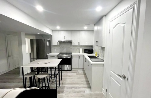 Brampton Apartamento | Bright & Spacious Luxury Suite - A Comfy Getaway