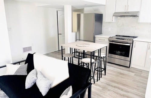 Brampton Apartamento | Bright & Spacious Luxury Suite - A Comfy Getaway