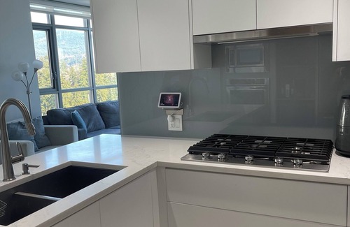 Coquitlam Condominio | Bright spacious modern condo home away from home