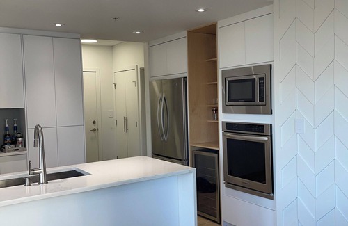 Coquitlam Condominio | Bright spacious modern condo home away from home