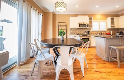 Plymouth Casa | Bright, Spacious Plymouth 4BR - Walk to DT!