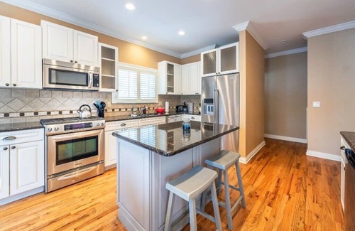 Plymouth Casa | Bright, Spacious Plymouth 4BR - Walk to DT!