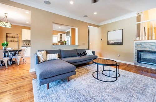 Plymouth Casa | Bright, Spacious Plymouth 4BR - Walk to DT!