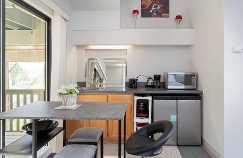 Farm Hills Apartamento | Bright, Spacious Studio, High Ceilings