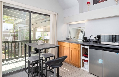 Farm Hills Apartamento | Bright, Spacious Studio, High Ceilings