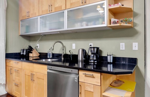 Dorchester Condominio | Bright & Specious 2 BR apartment mins from Downtown Boston, parking