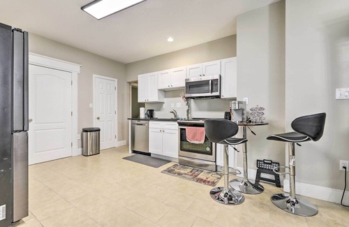 Memorial Square Apartamento | Bright Springfield Apartment w/ 2 Balconies!