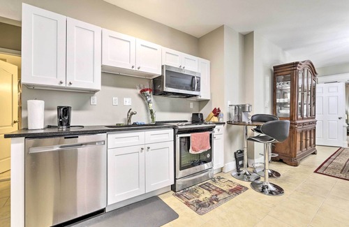 Memorial Square Apartamento | Bright Springfield Apartment w/ 2 Balconies!