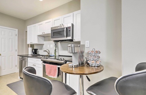 Memorial Square Apartamento | Bright Springfield Apartment w/ 2 Balconies!