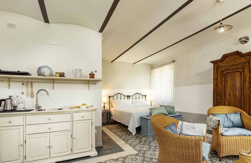 Cherasco Apartamento | Bright studio 5 with swimming pool in a period villa in the Barolo area