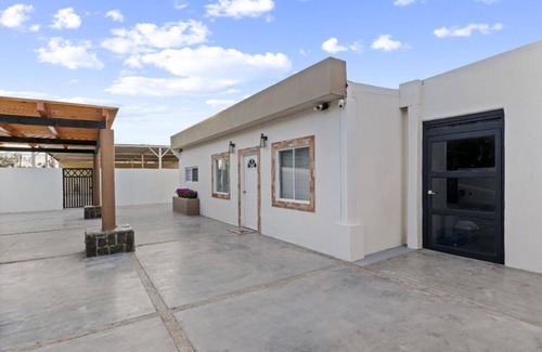 El Centenario Apartamento | Bright Studio | Kitchen | AC | Steps to the Beach