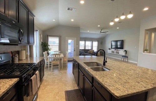 Leander Casa | Bright Stylish 3 BR Home w/ Pool & Hot Tub