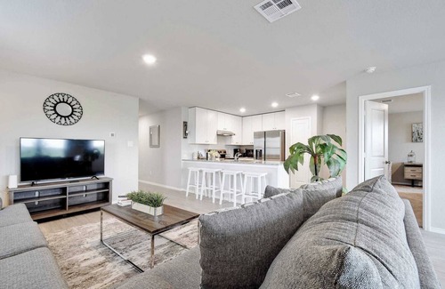 Southside Casa | Bright & Stylish 4BR Home, Family-Friendly, Near River Walk & Mins to DT #41399