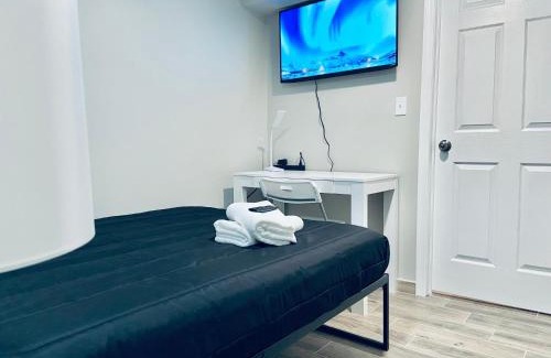 Haledon Casa | Bright, Stylish and Comfortable Room with Workspace!