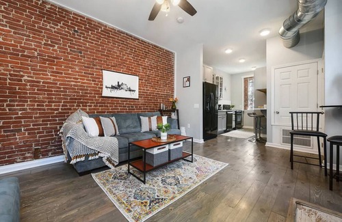 East Allegheny Apartamento | Bright & Stylish Apartment with King Bed & Parking