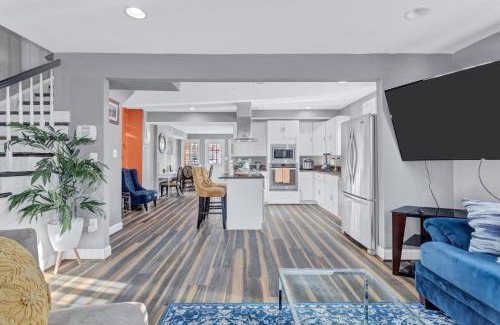Northeast Villa | Bright Stylish hidden gem in Washington DC with King Bed 75inch tv and free parking