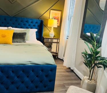 Northeast Villa | Bright Stylish hidden gem in Washington DC with King Bed 75inch tv and free parking