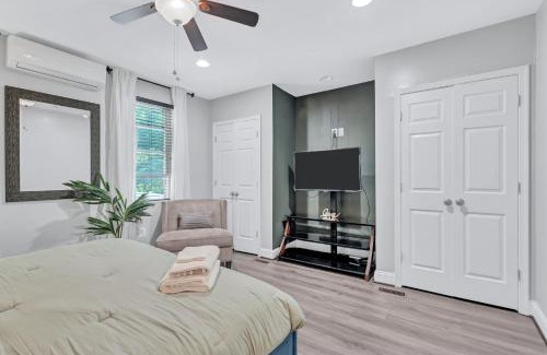 Northeast Villa | Bright Stylish hidden gem in Washington DC with King Bed 75inch tv and free parking