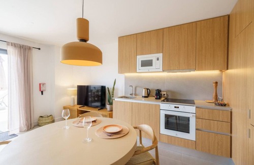 Caparica Apartamento | Bright & Stylish Retreat by the Sea Near Ericeira