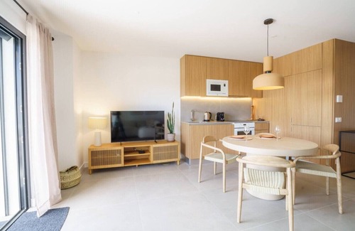 Caparica Apartamento | Bright & Stylish Retreat by the Sea Near Ericeira