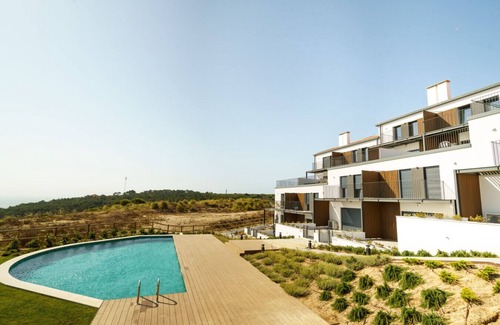Caparica Apartamento | Bright & Stylish Retreat by the Sea Near Ericeira