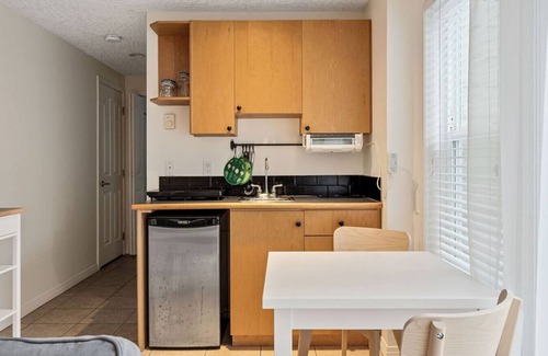 Hillside - Quadra - Downtown Blanshard Apartamento | Bright suite in Vibrant Fernwood
