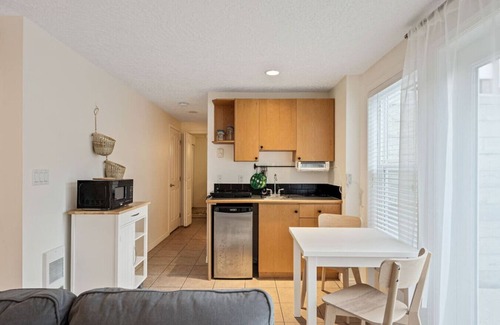 Hillside - Quadra - Downtown Blanshard Apartamento | Bright suite in Vibrant Fernwood