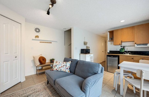 Hillside - Quadra - Downtown Blanshard Apartamento | Bright suite in Vibrant Fernwood