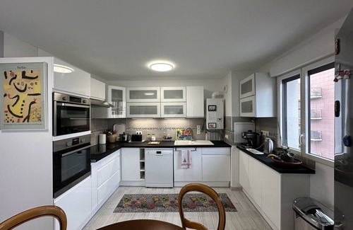 Les Puces de Saint-Ouen Apartamento | Bright sunny new flat 753 sqft 2 bedrooms +free parking