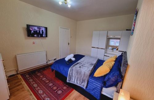 Harehills Casa | Bright sunny, double bed with garden, TV and Wi-Fi