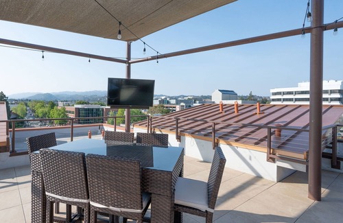 Walnut Creek Apartamento | Bright & Sunny Top Floor ADA Elevator Walk Downtown Garage in-unit W/D