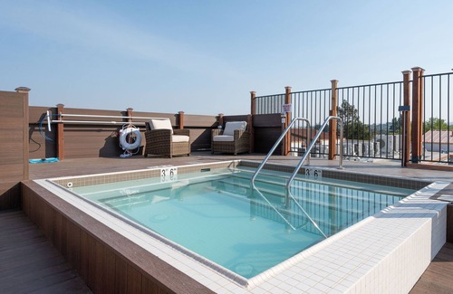 Walnut Creek Apartamento | Bright & Sunny Top Floor ADA Elevator Walk Downtown Garage in-unit W/D