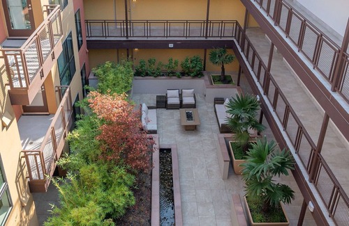 Walnut Creek Apartamento | Bright & Sunny Top Floor ADA Elevator Walk Downtown Garage in-unit W/D