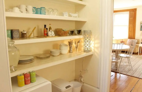 West End Apartamento | Bright & Sunny West End Apartment with Private Parking.