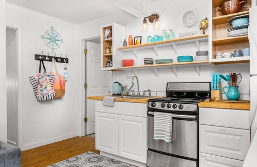 Albany Cabaña | Bright & Trendy Cottage Close to Downtown Albany & Near OSU, Sleeps 4